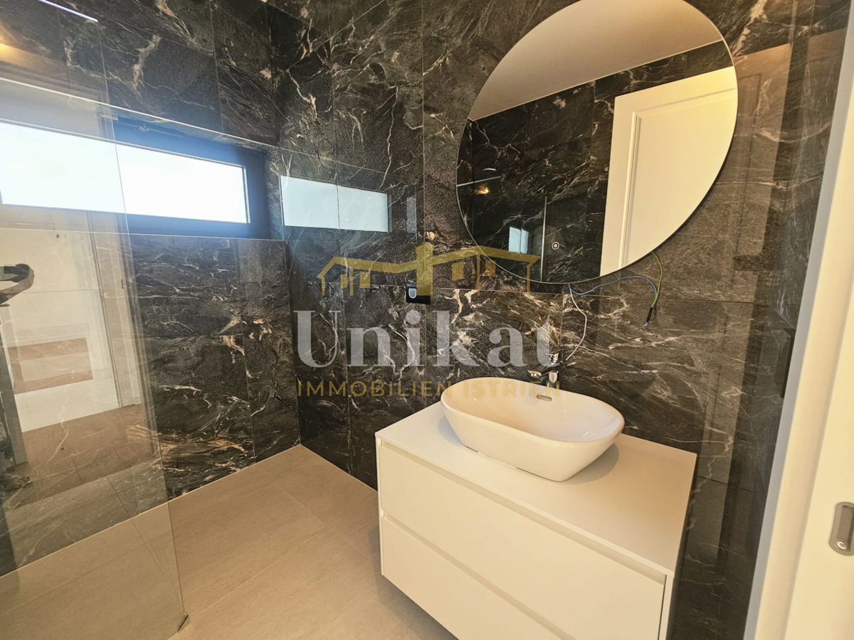 Moderna novogradnja z bazenom blizu Poreča